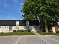Building Photo - 711 White Oak Dr