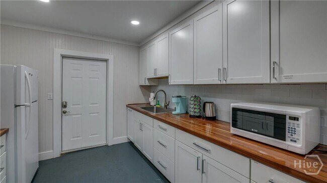 Building Photo - 104 18th St