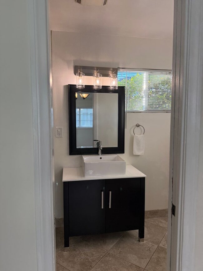 Building Photo - Private HOME 3bed/2 bath + POOL in Woodland Hills! NO OTHER UNIT ON THE PROPERTY!!!!