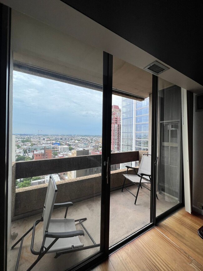 Building Photo - Beautiful High Rise Condo in Washington Sq...