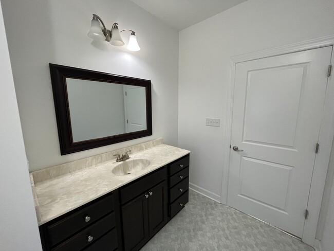 Building Photo - 4 Bedroom, 3.5 Bath Condo in Coveted Spenc...