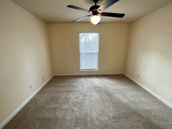 Building Photo - 1BR 1BA Ground Level Apt., Free Water! - *No pets*