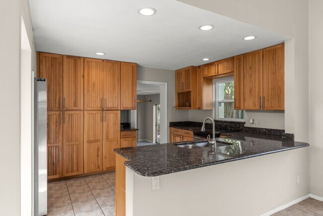 Building Photo - Waterfront 3 Bedroom in Yacht Club Estates