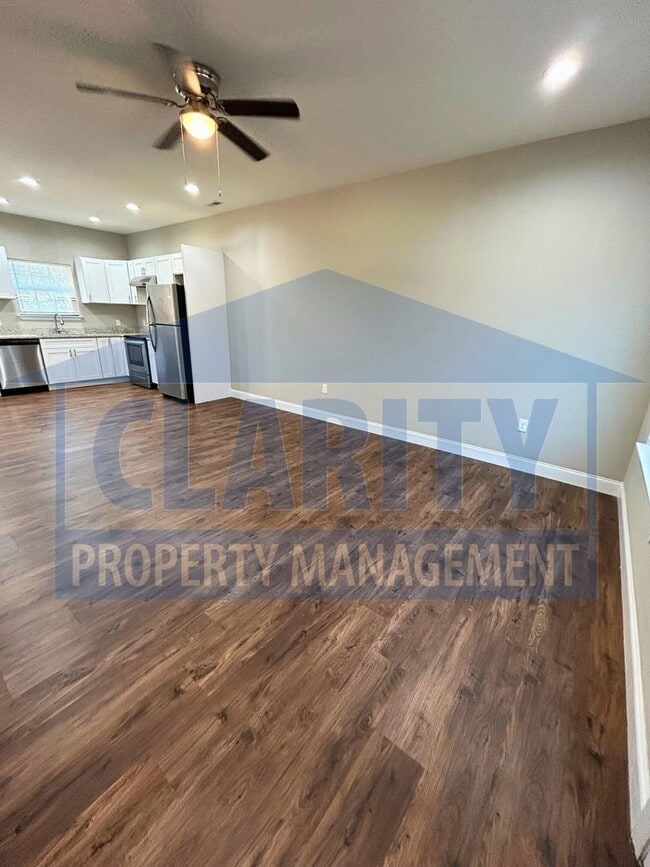 Building Photo - Modern townhome!