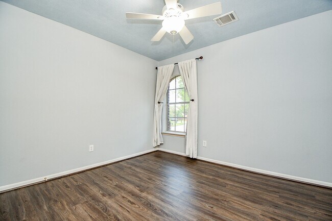 Building Photo - 6335 Oakburl Ln