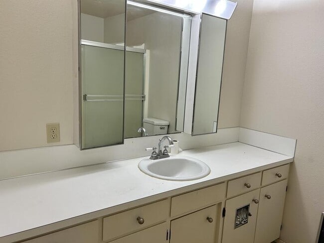 Building Photo - 103 La Villa Dr