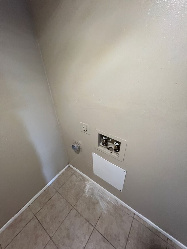 Building Photo - Large 3 bed 1 bath Home!
