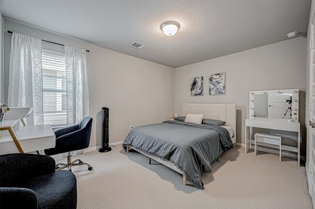 Building Photo - 21450 Petherton Dr