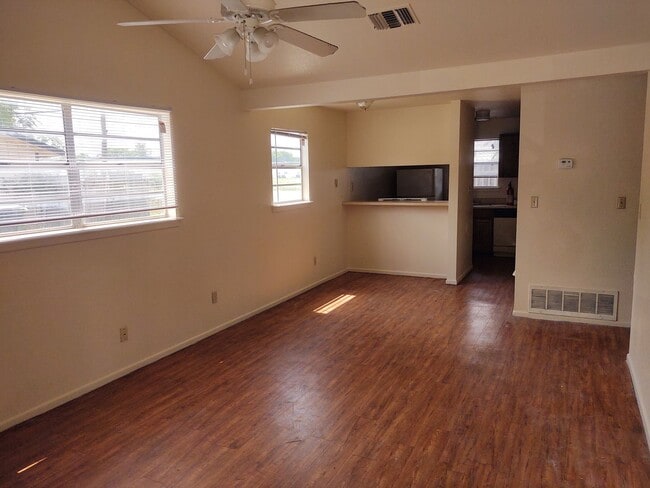 Building Photo - 624 Mill St