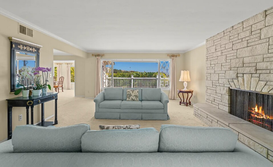 Building Photo - 6401 La Jolla Scenic Dr S