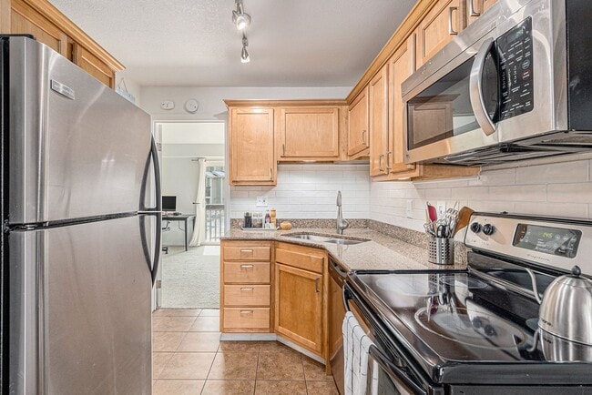 Building Photo - Cozy 2-bed townhome w/ laundry and communi...
