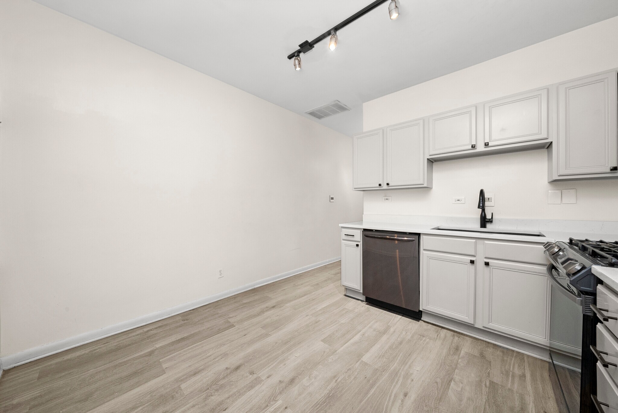 Building Photo - 2060 W Fargo Ave