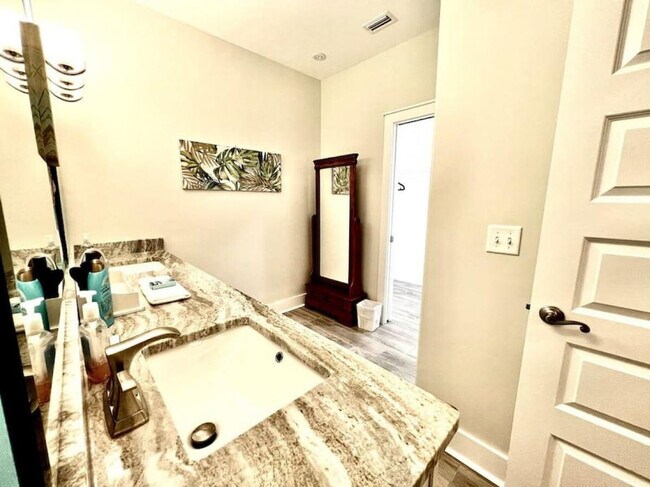 Building Photo - 5402 Pinetree Ave