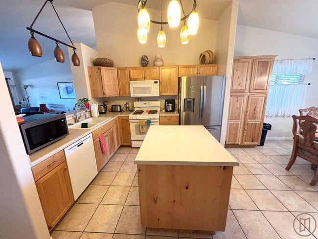 Building Photo - Snow Canyon Home!