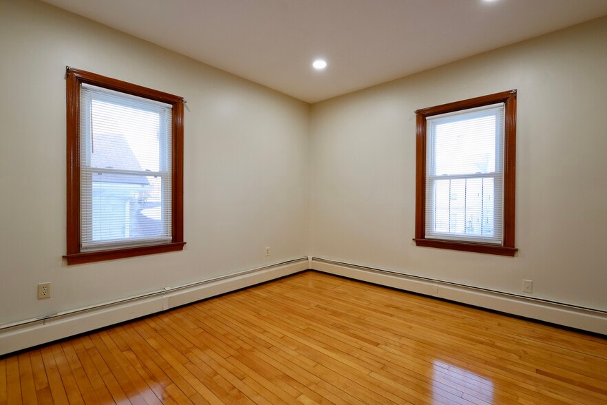 Building Photo - 31 Anthony St