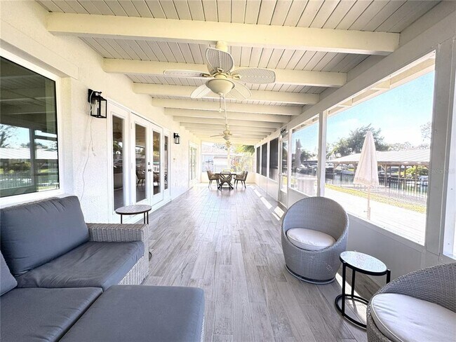 Building Photo - 1004 SE 5th Ave