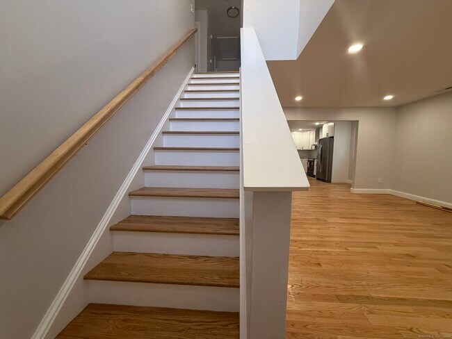 Building Photo - 755 Hart St