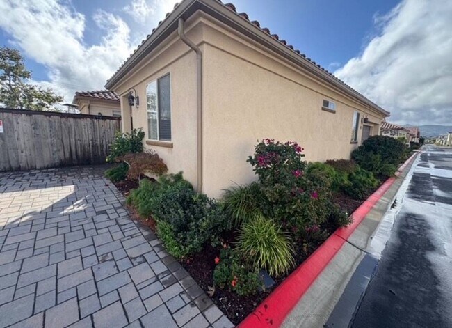 Building Photo - Spacious 3 Bedroom 3 Bath Home