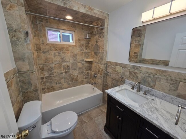 Building Photo - 5 Bay Ave