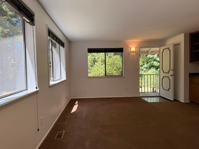 Building Photo - 2Bd/1.75Ba Issaquah Home