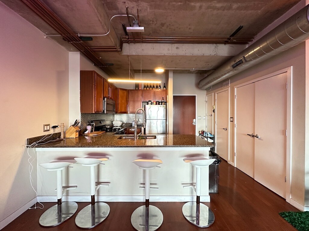 Building Photo - 1610 W Fullerton Ave