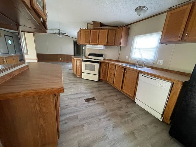 Building Photo - 3 Bed 2 Bath Home For Rent