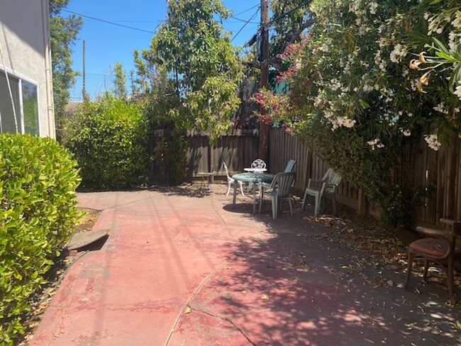 Building Photo - 3158 Moorpark Ave