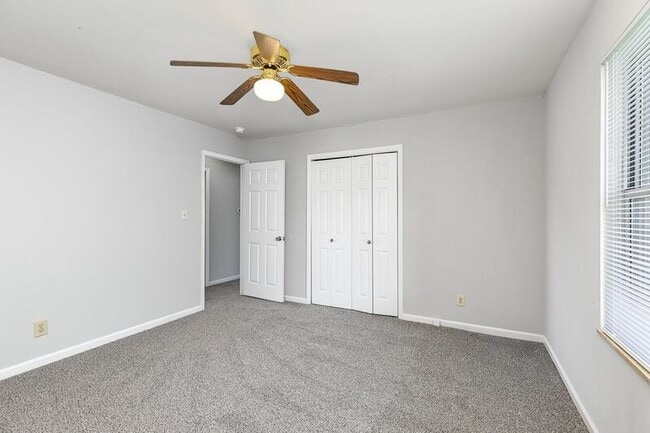 Building Photo - 1824 Meadow Dr