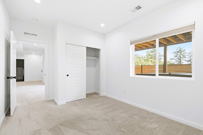 Building Photo - 191 Diamond Dr