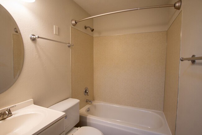 Building Photo - Ground Floor 2 Bdr Close to the Heart of Multnomah Village!