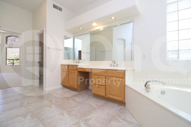 Building Photo - 902 E Desert Flower Ln