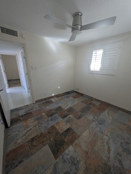 Building Photo - 5004 Royal Dr