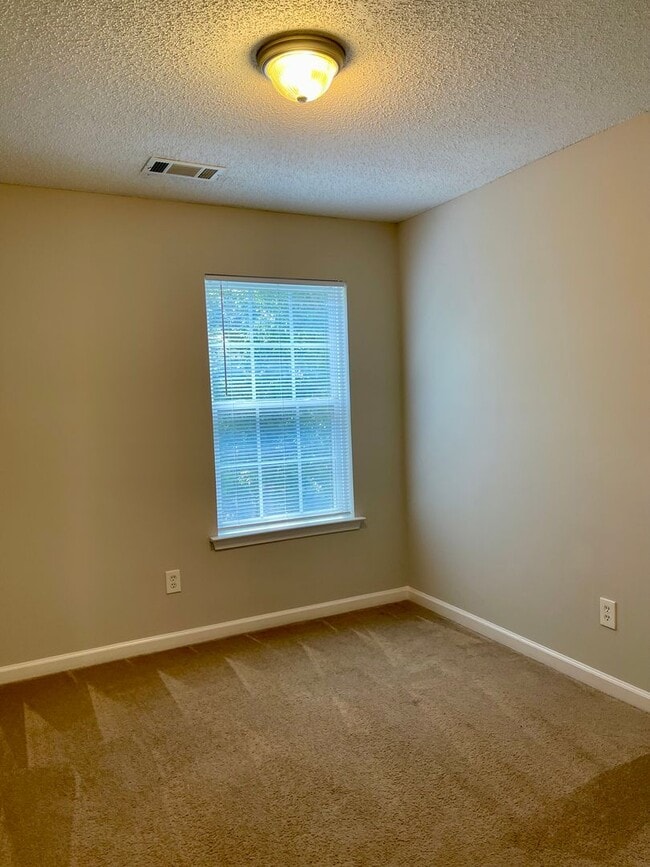 Building Photo - Lovely 3 Bedroom/2.5 Bath Town Home w/ Garage!