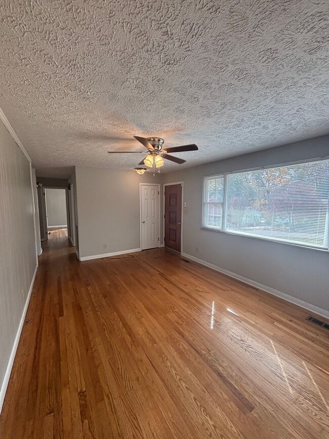 Building Photo - Updated 3bd/2bth home with Remodeled Maste...