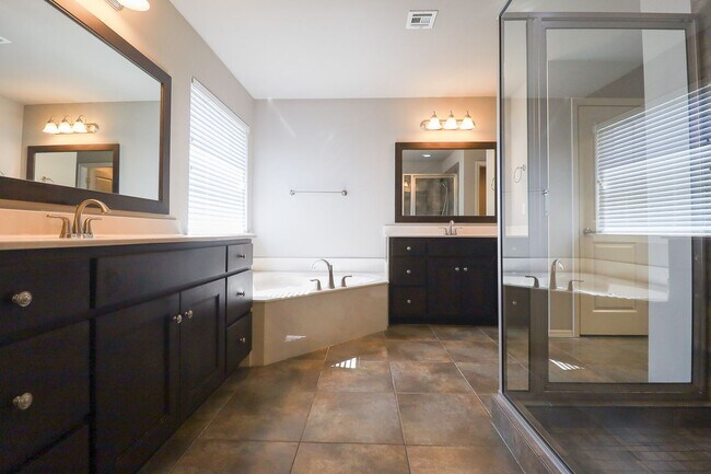 Building Photo - Spacious 3 Bedroom / 2 Bathroom with Modern Upgrade