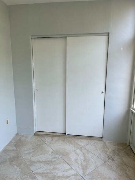 Building Photo - 2300 NE 1st Ln