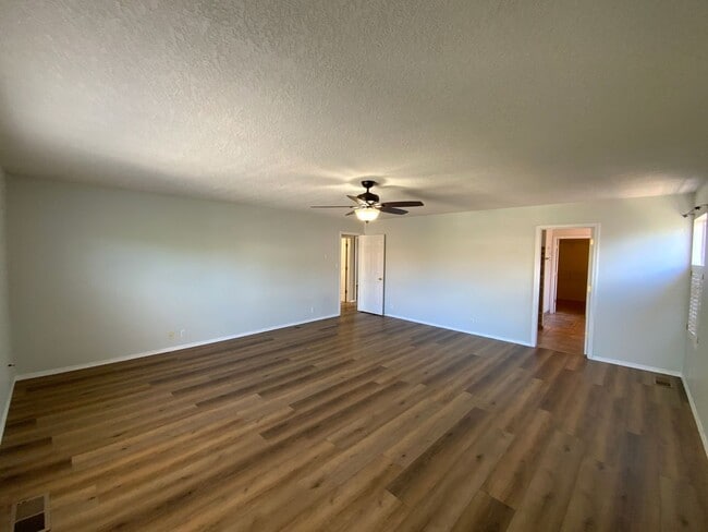 Building Photo - 4 Bedroom Home Available Near Golf Course ...