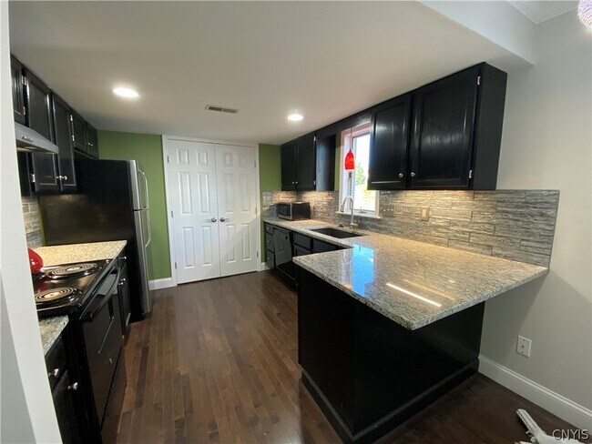 Building Photo - 447 Summerhaven Dr N