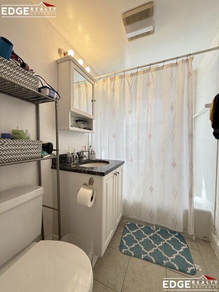 Building Photo - 140 Newton St