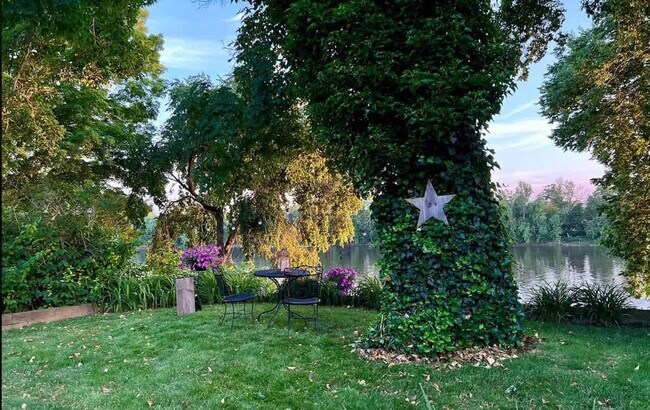 Building Photo - 54 River Dr