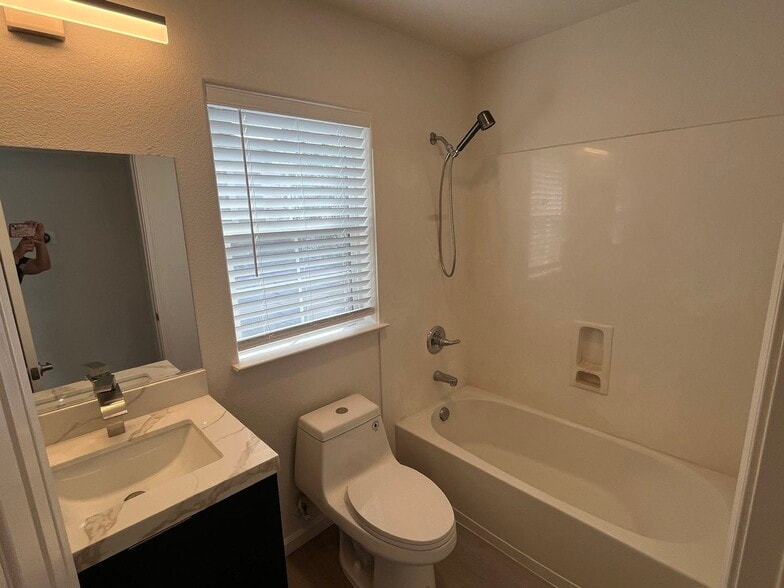 Bathroom - 1671 E Gate Way