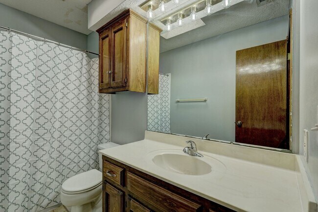 Building Photo - 4 bed, 2 bath home in Edmond