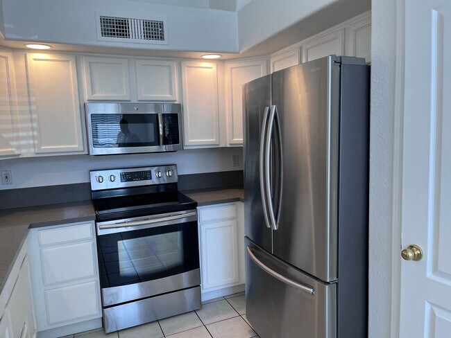 Building Photo - COMING SOON! 3 bed 3 bath Town house with ...