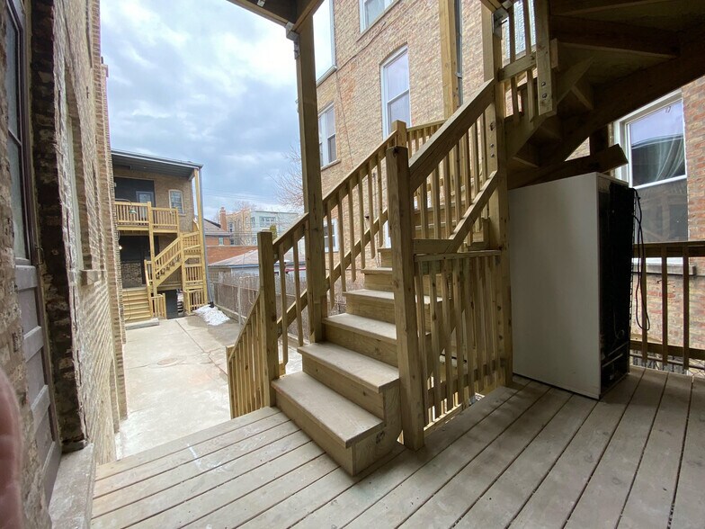 Building Photo - 2236 W Byron St