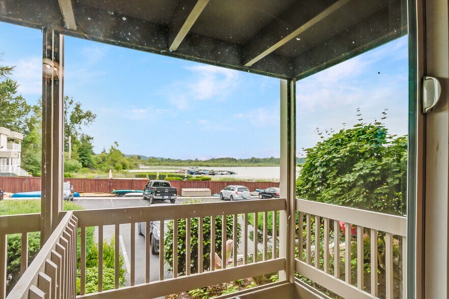 Building Photo - 4050 W Lake Sammamish Pky NE