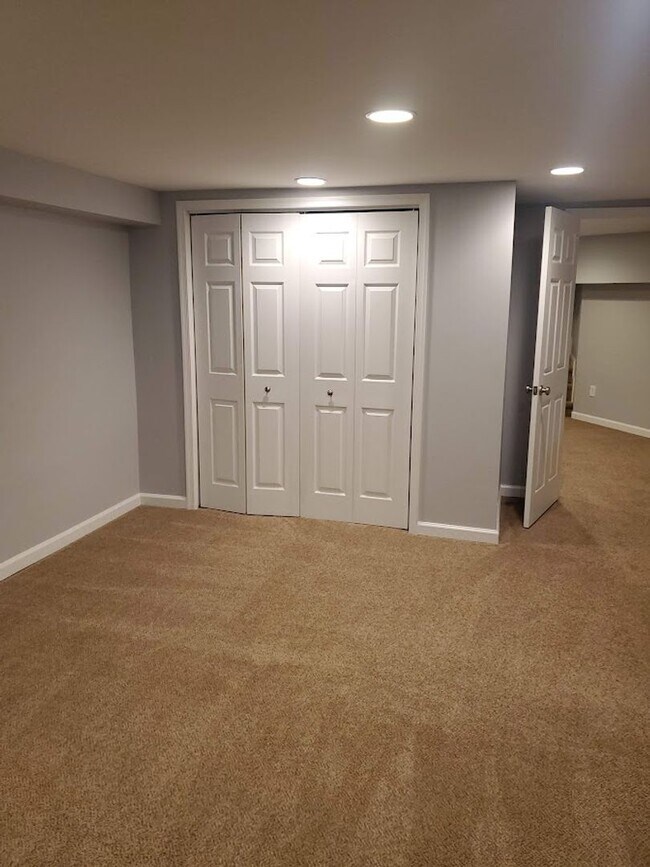 Building Photo - 143 S. Linwood Ave/4 Bed, 4.5 Bath TH in P...