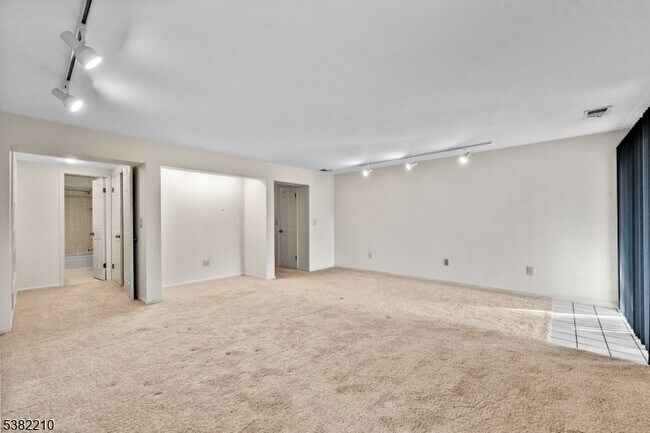 Building Photo - 7 N Stone Edge Rd