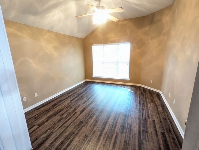 Building Photo - Nice 2 bedroom 2 Bath Villa Available NOW