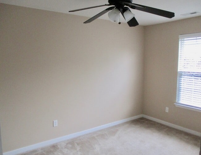 Building Photo - Three bedroom, 2 1/2 bath, 1776 sq. ft.tow...