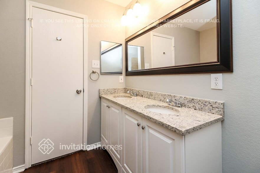 Building Photo - 2940 Marco Dr